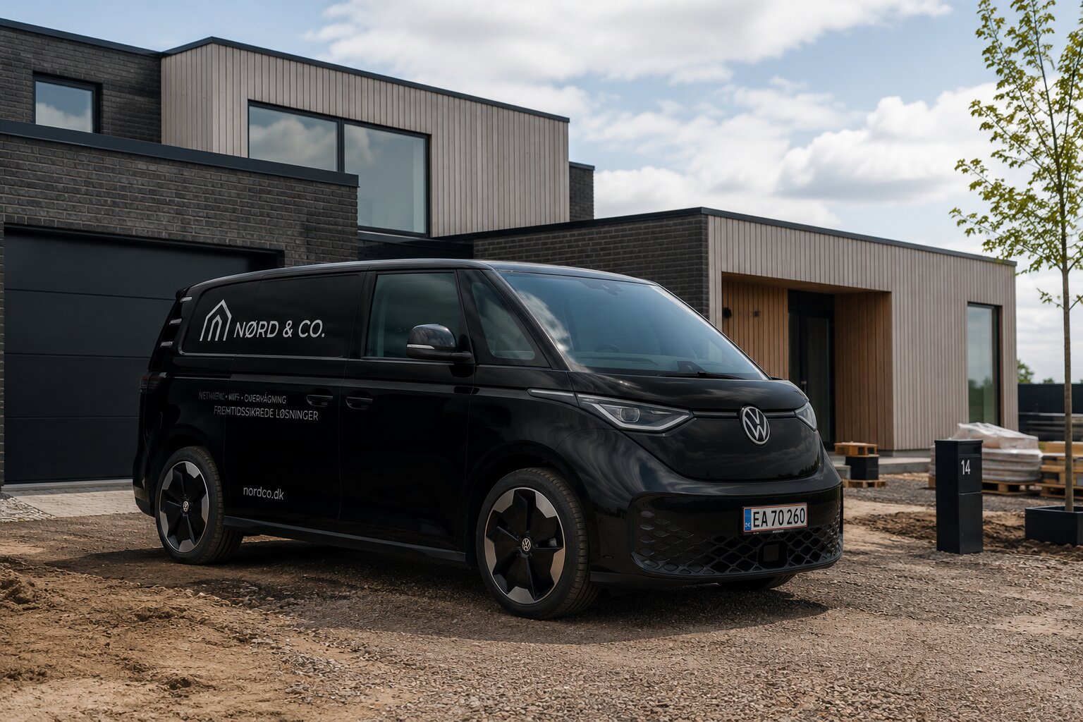 Nørd & Co.'s servicebil parkeret ved et nybygget hjem